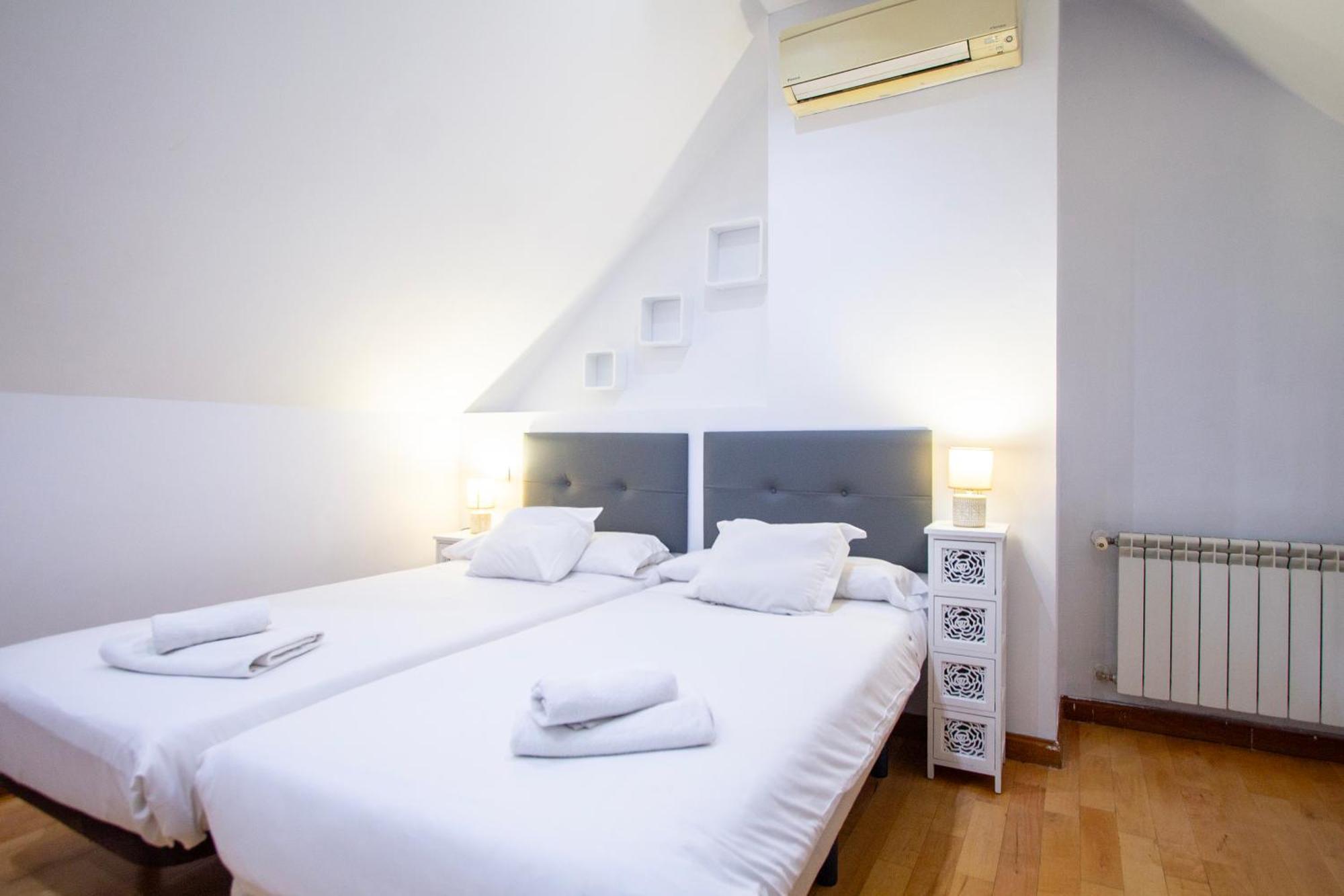 Apartamentos Adelfas Madrid Exteriör bild